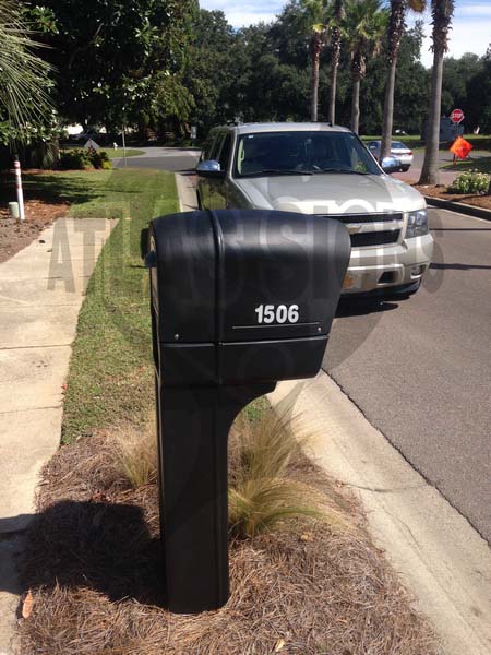 Ocean Neighbors Mailbox and Post (Black)